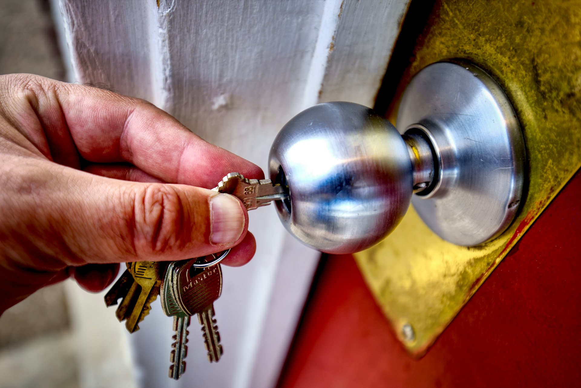 locksmiths available 24 hours for any emergencies assisting with urgent lockout